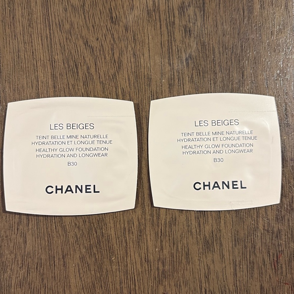 2 Chanel Les Beiges Glow Foundation No 30